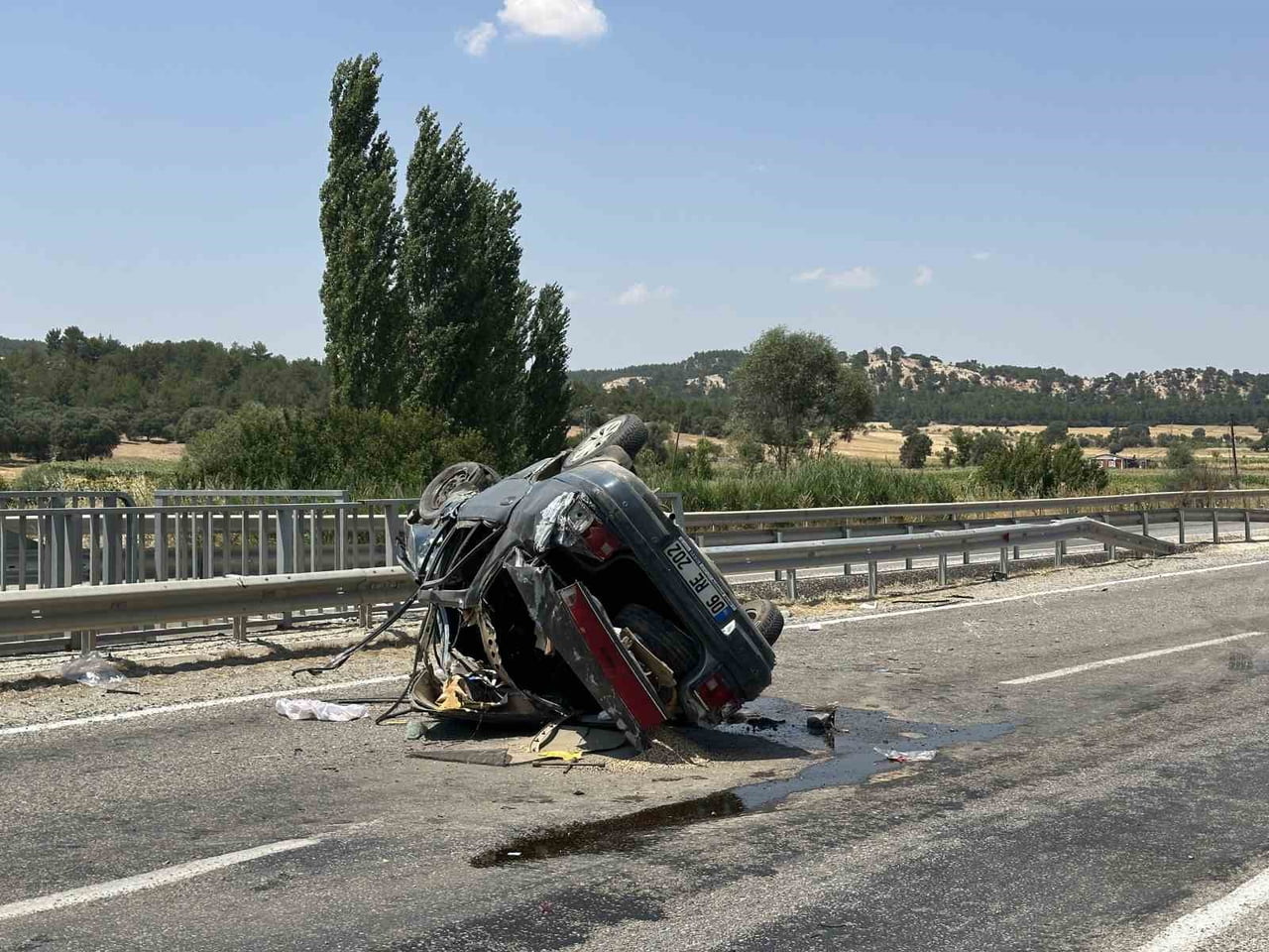 UŞAK’TA BARİYERE ÇARPMASI SONUCU TAKLA ATARAK KARŞI ŞERİDE GEÇEN OTOMOBİLDE AYNI AİLEDEN 4 KİŞİ...