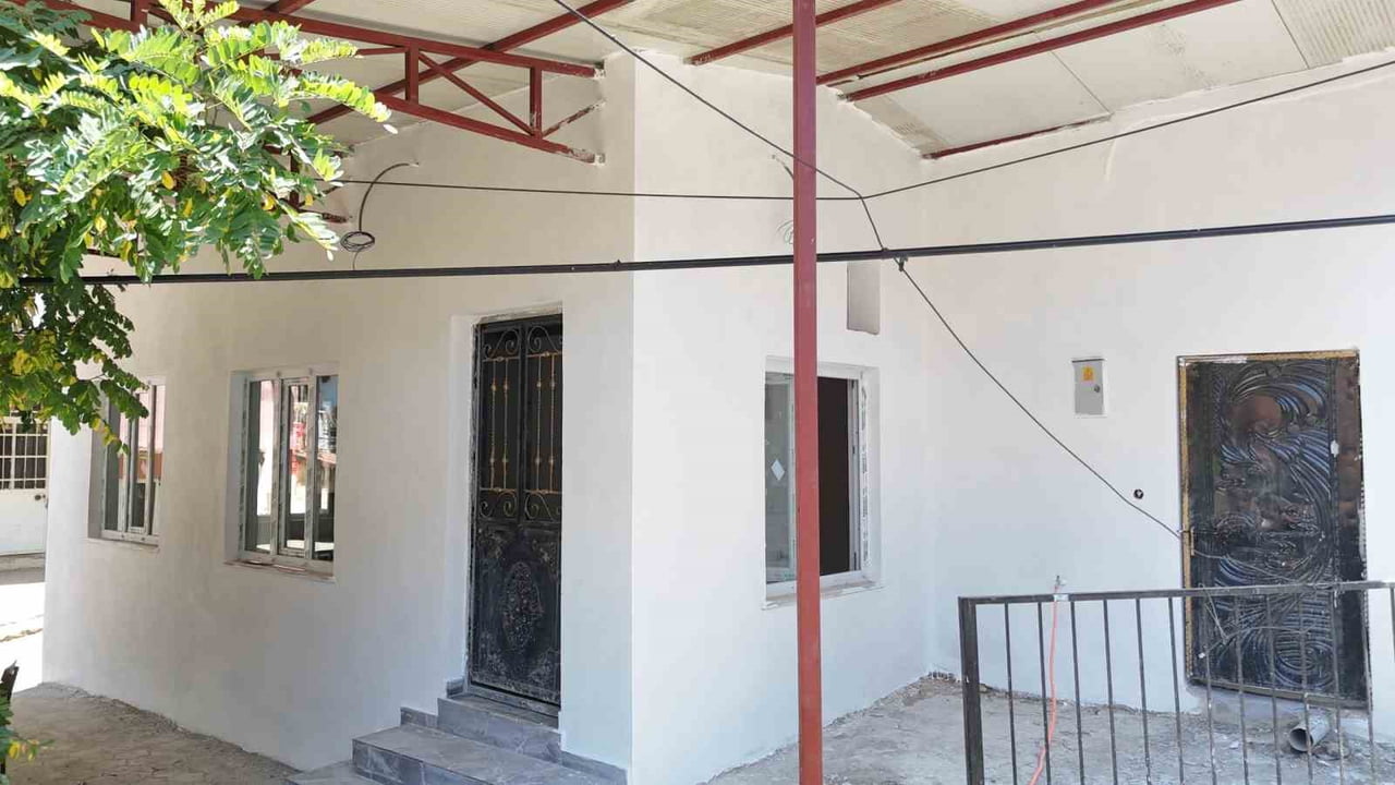 NAZİLLİ BELEDİYESİ, AKSU MAHALLESİ'NDE UZUN YILLARDIR KULLANILMAYAN VE HARABEYE DÖNEN KÖY KONAĞINI...