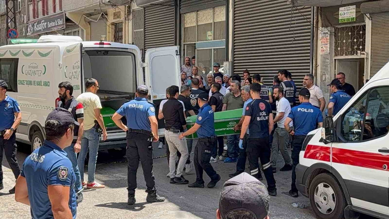 GAZİANTEP'TE CEZAEVİNDEN İZİNLİ ÇIKAN ŞAHIS TARTIŞTIĞI EŞİNİ BIÇAKLAYARAK ÖLDÜRDÜKTEN SONRA...