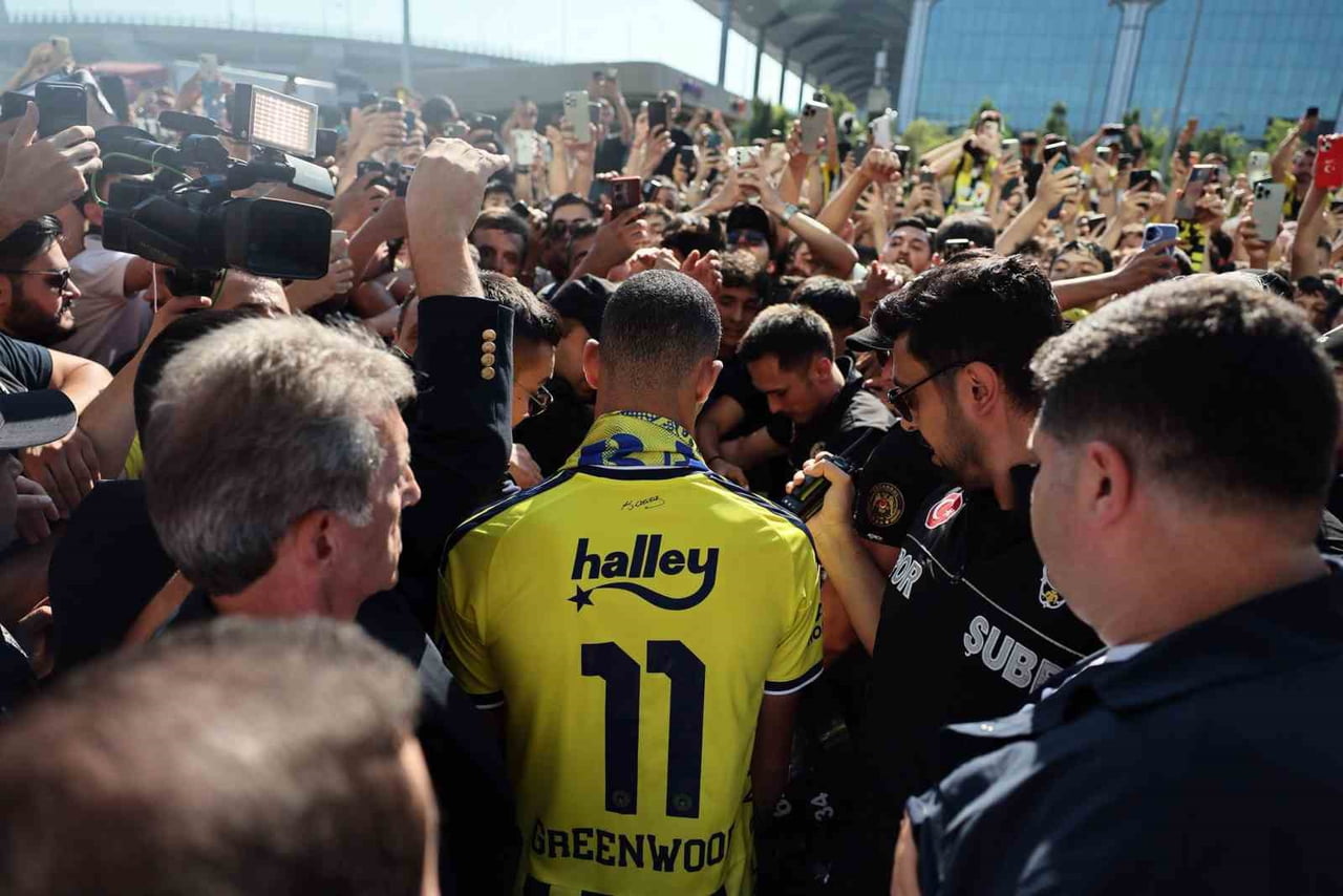 FENERBAHÇE'NİN YENİ TRANSFERİ İNGİLİZ FUTBOLCU MASON GREENWOOD, İSTANBUL'A GELDİ. HAVALİMANINDA...