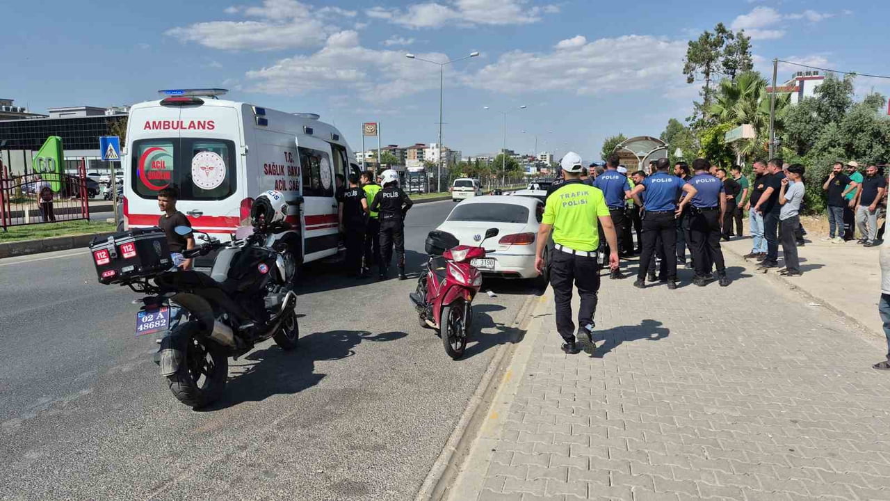 ADIYAMAN'DA İKİ OTOMOBİLİN ÇARPIŞMASI SONUCU MEYDANA GELEN TRAFİK KAZASINDA 3 KİŞİ...