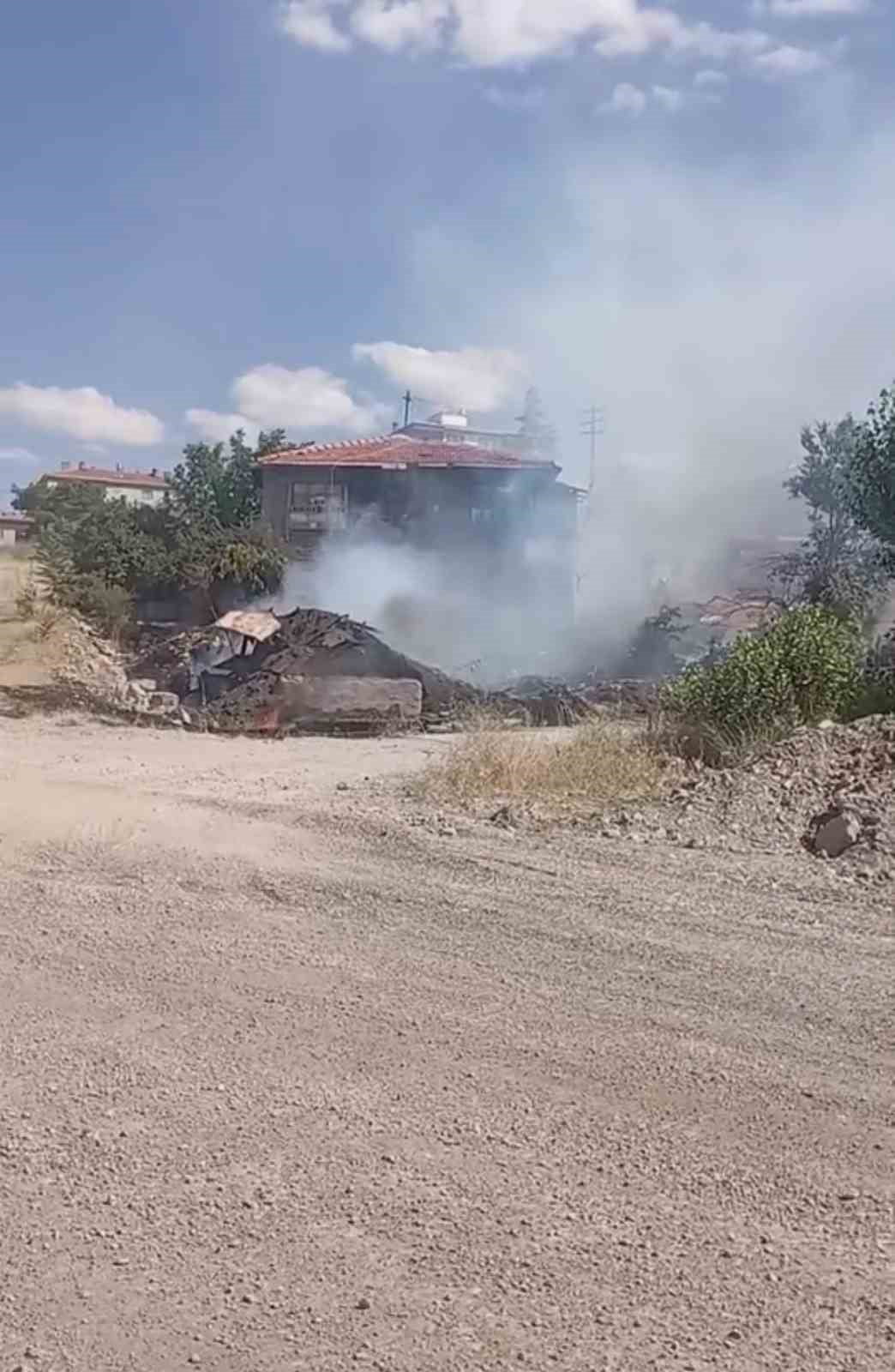 ANKARA’NIN ALTINDAĞ İLÇESİNDE YABANİ OTLARI TEMİZLEMEK İÇİN YAKILAN ATEŞ, KONTROLDEN ÇIKARAK...