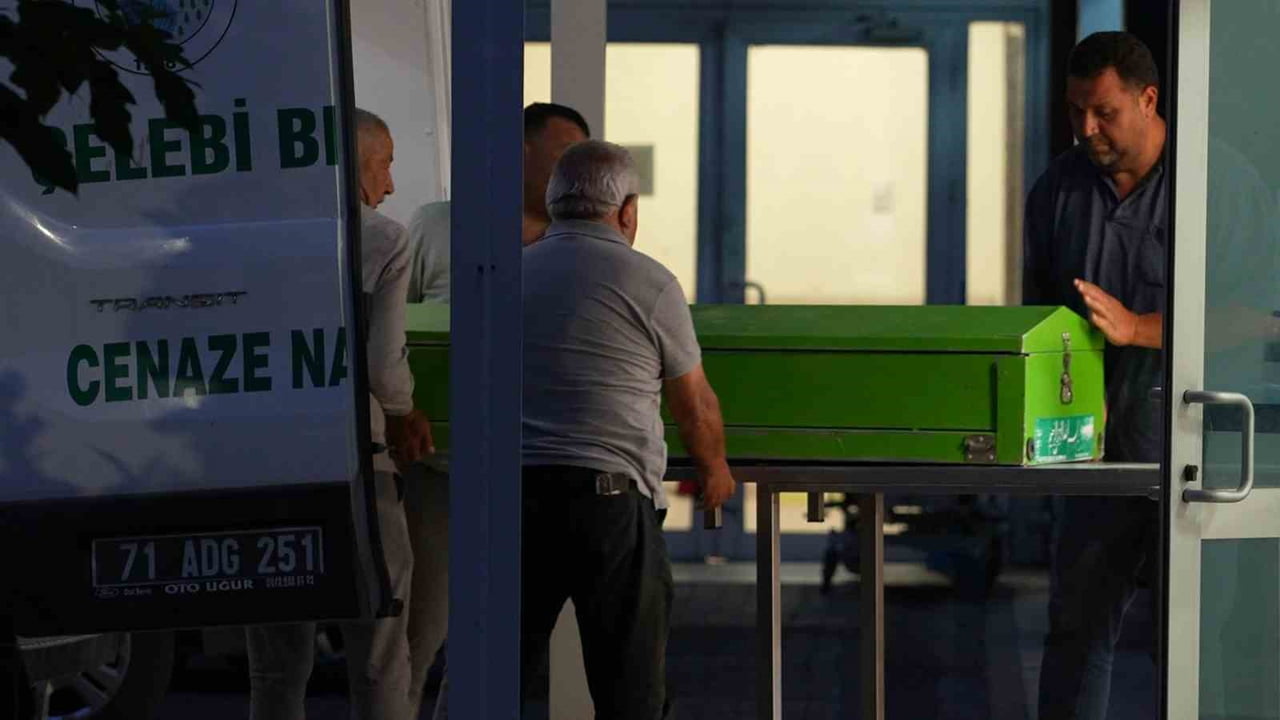 KIRIKKALE'NİN ÇELEBİ İLÇESİNDE BABASINI ÖLDÜRÜP CESEDİNİ PARÇALARA AYIRDIKTAN SONRA TUVALETE...