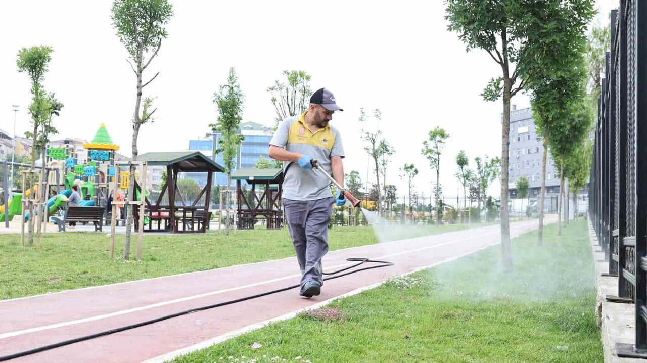SULTANGAZİ BELEDİYESİ, YAZ BOYUNCA DÜZENLİ ARALIKLARLA İLÇEDEKİ HER NOKTADA İLAÇLAMA ÇALIŞMALARINI...