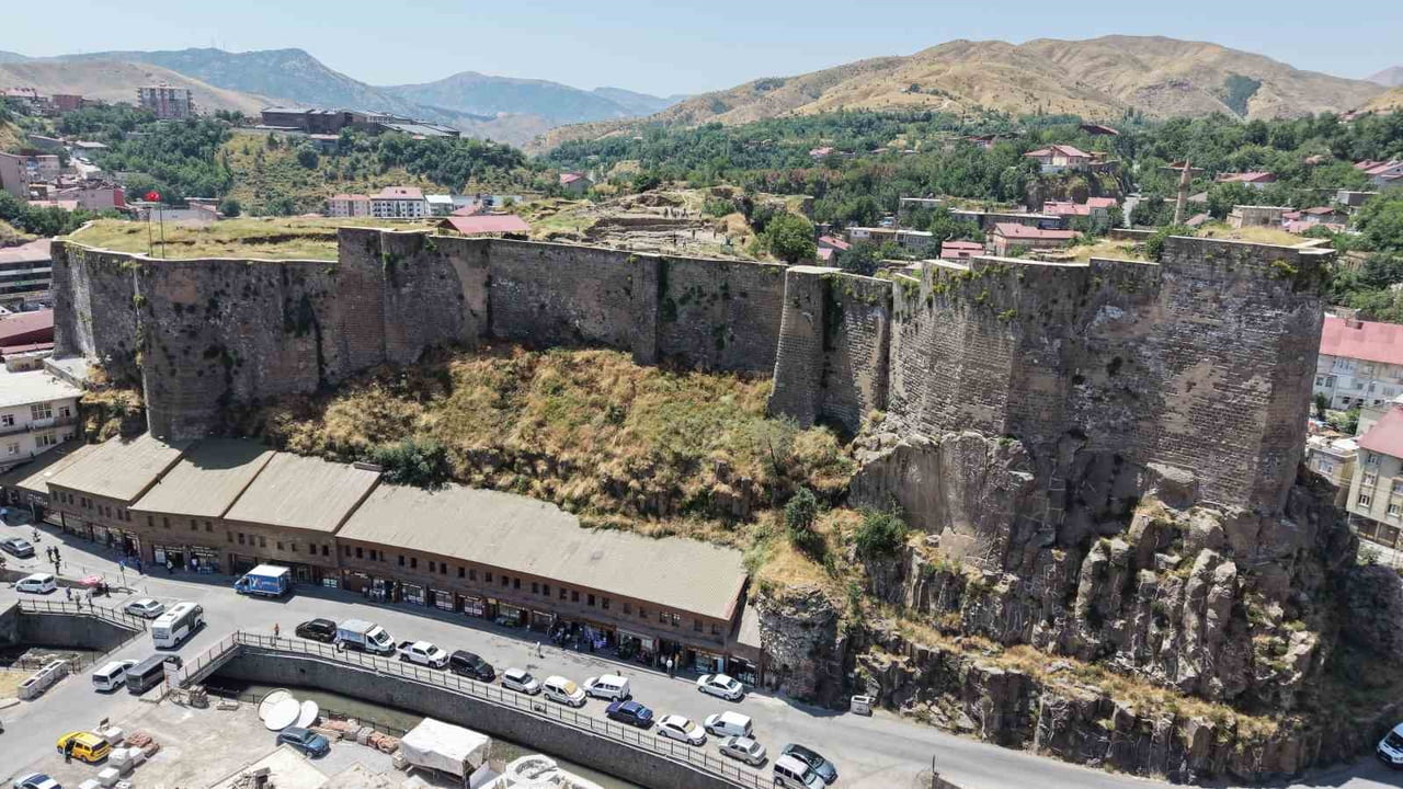 BİTLİS’İN TARİHİ SİMGELERİNDEN BİTLİS KALESİ’NDE YÜRÜTÜLEN ARKEOLOJİK KAZI ÇALIŞMALARINDA ÖNEMLİ...
