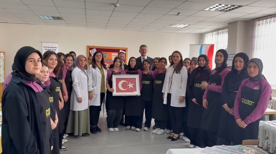 ERZİNCAN’DA ÖĞRENCİLERE YÖNELİK KÂĞIT RÖLYEF KURSU BAŞLATILDI